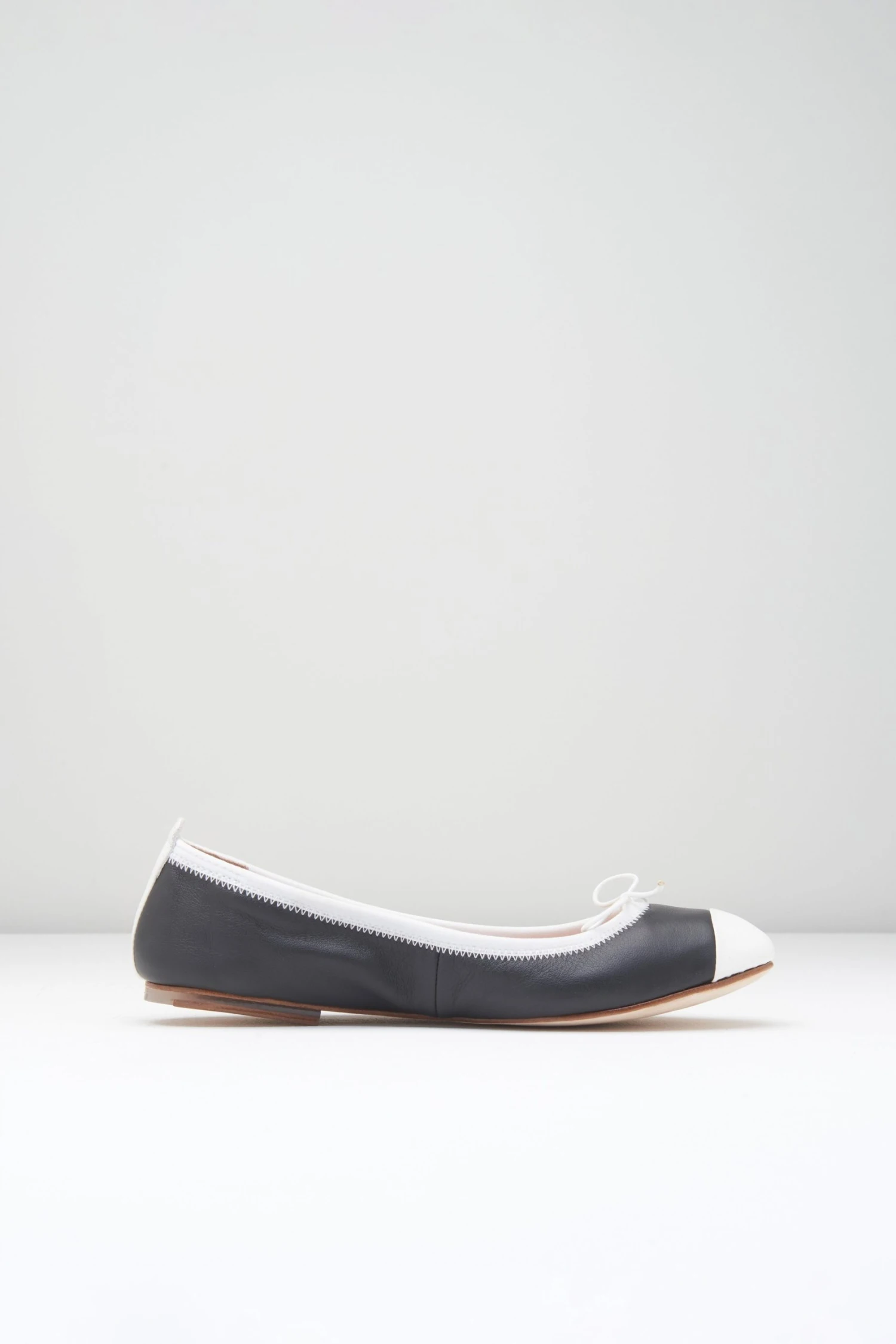 Budget โ๏ธ BLOCHSTORE-US Ladies Rigel Ballet Flats Black White Leather ๐คฉ 2 Budget โ๏ธ BLOCHSTORE-US Ladies Rigel Ballet Flats Black White Leather ๐คฉ - Image 2